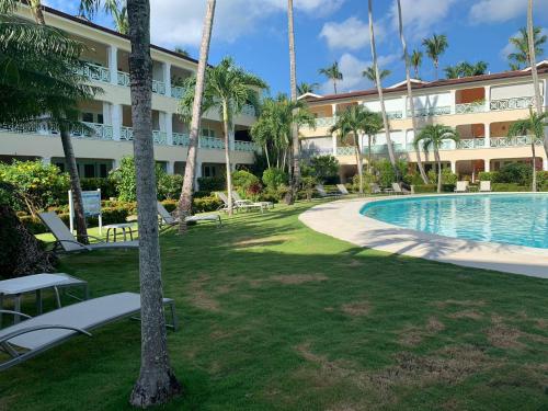 a resort with a swimming pool and palm trees at Excelente apartamento en Las Terrenas, Playa Punta Popi. in Las Terrenas