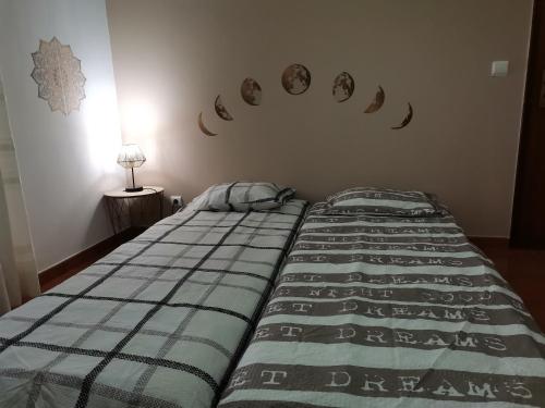 Uma cama ou camas num quarto em Por A Mor