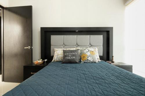 1 dormitorio con cama azul y cabecero negro en Casa las Maravillas • Solo cuenta con camas • -25%, en Tejeda