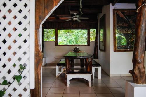 een kamer met een tafel en een raam bij Hacienda Sarah in Nosara