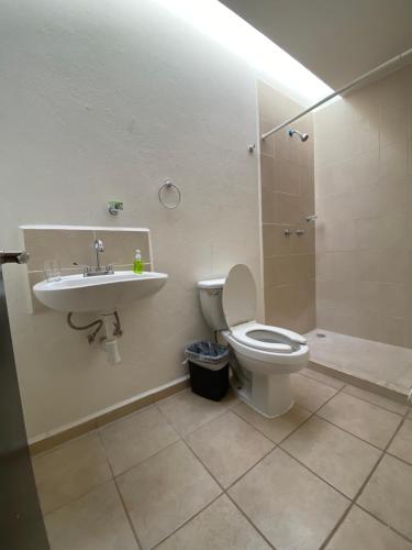 Tejeda的住宿－Casa las Maravillas • Solo cuenta con camas • -25%，浴室配有卫生间、盥洗盆和淋浴。