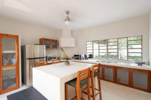 La Sultana Amazing new house with poolにあるキッチンまたは簡易キッチン