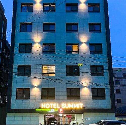 un edificio de hotel con una señal de salida del sol en él en Hotel SUMMIT en Gwangju