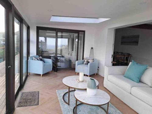 O zonă de relaxare la Modern mountainside home with ocean view - Minimal load shedding