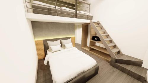 Altaroca Mountain Resort Antipolo في أنتيبولو: غرفة نوم مع سرير بطابقين وسلم