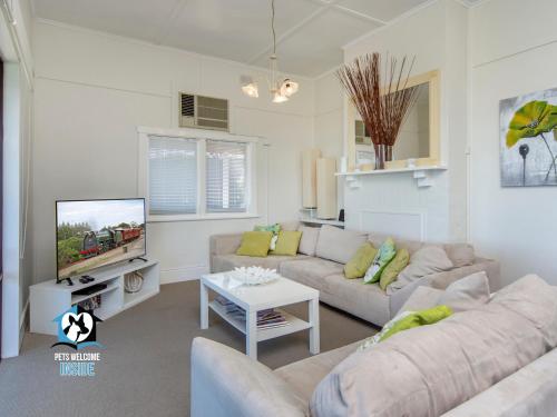 ein Wohnzimmer mit einem Sofa und einem TV in der Unterkunft Absolute Beachfront 3BR 2BA Home w/ Beach Track in McCracken