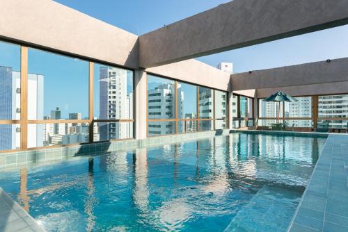 a large swimming pool on the roof of a building at Flat luxo em Boa Viagem Rooftop 201 in Recife