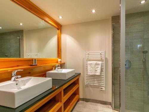 瓦勒迪泽尔Élégant 4 pièces avec terrasse plein Sud, cheminée, parking couvert, au centre proche pistes et commodités - FR-1-694-91的带两个水槽和淋浴的浴室