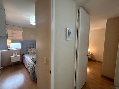 1 dormitorio con 1 cama y puerta a una habitación en Acogedor apartamento centrico, tranquilo con piscina, en Lima