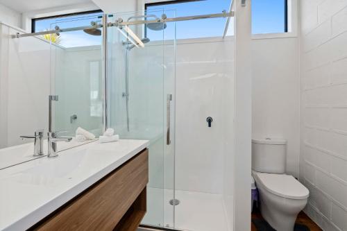 La salle de bains est pourvue d'une douche, d'un lavabo et de toilettes. dans l'établissement Kaiteriteri Crib - Kaiteriteri Holiday Home, à Kaiteriteri