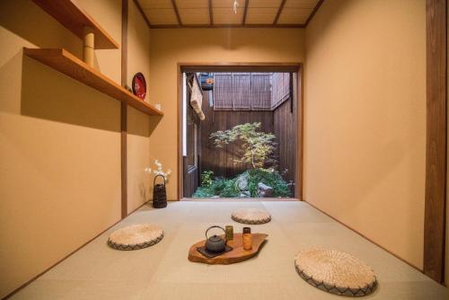 una habitación con 2 colchonetas en el suelo y una habitación con puerta en 京町　朱雀 en Kyoto