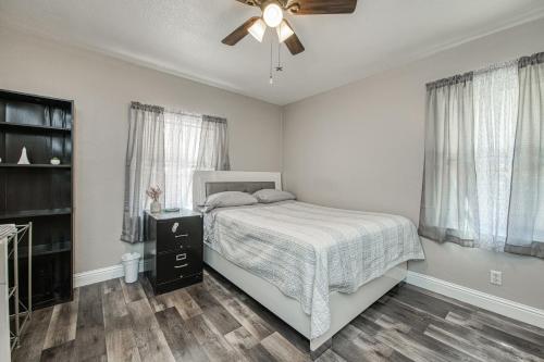 um quarto com uma cama e uma ventoinha de tecto em Spacious & Quiet 4BR/2BA Home em Fresno