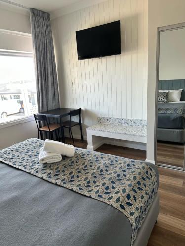 Ένα ή περισσότερα κρεβάτια σε δωμάτιο στο Surf Beach Motel Newcastle