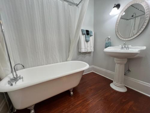 uma casa de banho com uma banheira e um lavatório em Brackenridge House Bed and Breakfast em San Antonio