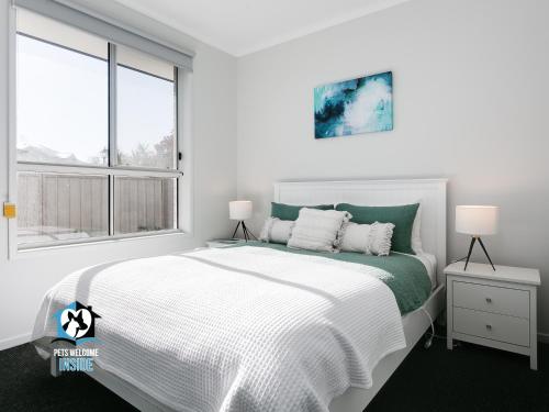 Ένα ή περισσότερα κρεβάτια σε δωμάτιο στο Brand New 3BR So Close to Sea and Lake