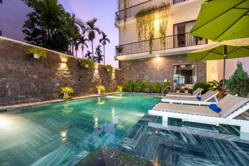 Der Swimmingpool an oder in der Nähe von Tomorrow Hoi An Villa