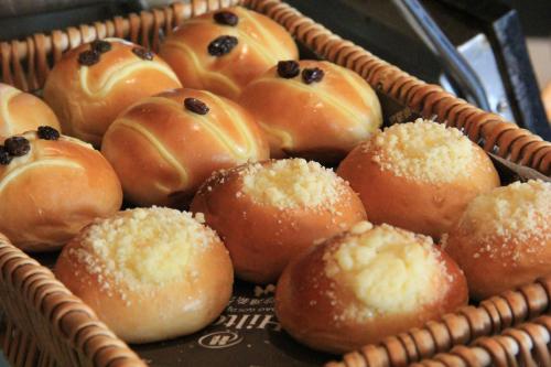 una cesta llena de donuts con chocolate encima en Hilton Qingdao Golden Beach - Beer Halls, en Huangdao