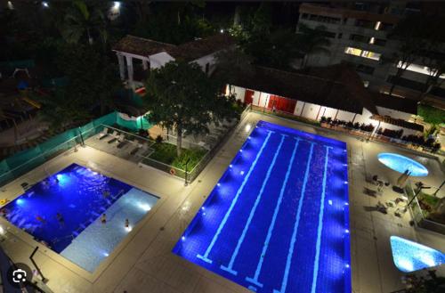 een uitzicht op een zwembad in de nacht bij Cómodo y familiar apartamento en Niquia in Bello