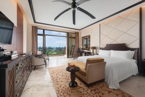Katil atau katil-katil dalam bilik di The St. Regis Sanya Yalong Bay Resort