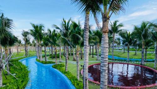ein Resort mit Palmen und einem Pool in der Unterkunft Cam Ranh Nha Trang resort in Nha Trang