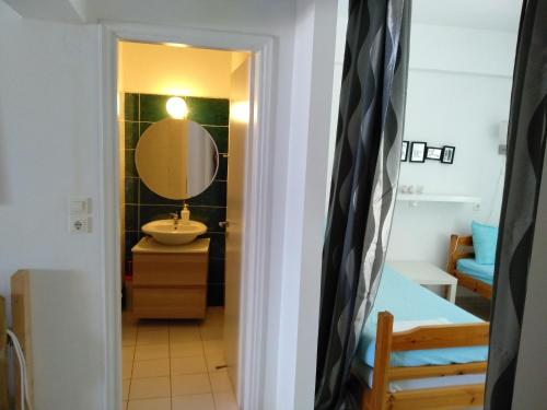 een hal met een badkamer met een wastafel en een spiegel bij Mare e Monti2 in Agios Konstantinos Fthiotida