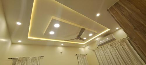 a coffered ceiling with a ceiling fan in a bathroom at The Candy Nest in Rānchī