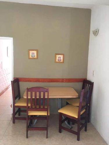 mesa con 2 sillas, mesa, mesa y sillas en CASA en COSTANERA en Gualeguaychú