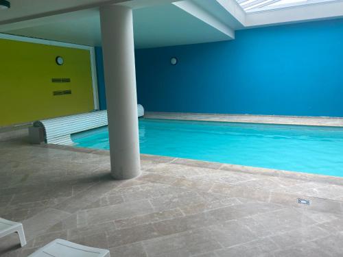 uma piscina com uma grande piscina azul em Room in flat 174 em Gent