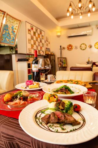 un tavolo con sopra dei piatti di cibo di Villa Ortigia a Minamiawaji