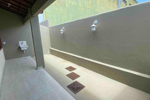 baño vacío con ventana y suelo de baldosa en Casa 5 - Vila Francisco en Pirenópolis