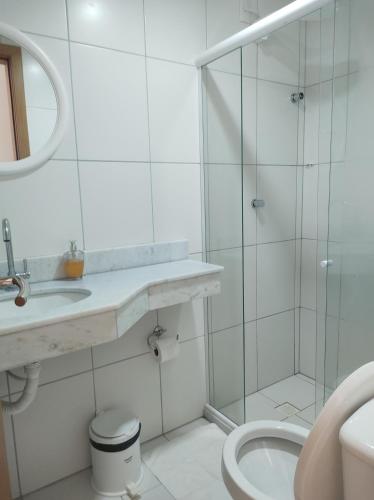 y baño con ducha, lavabo y aseo. en Apartamento no Paraíso dos Corais, en Camaçari