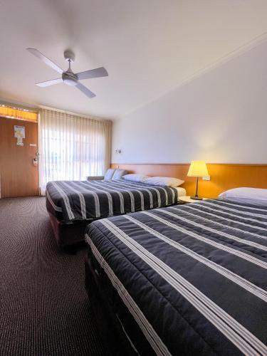Ένα ή περισσότερα κρεβάτια σε δωμάτιο στο Summerhill Motor Inn