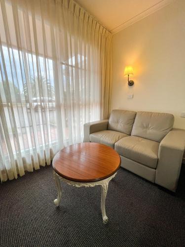 Χώρος καθιστικού στο Summerhill Motor Inn