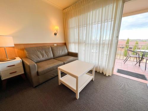 Χώρος καθιστικού στο Summerhill Motor Inn