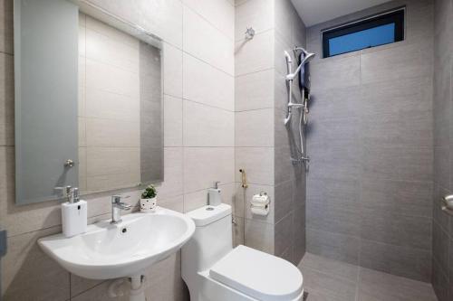 uma casa de banho branca com um WC e um lavatório em 新房源 KL Homestay , KLCC & MITEC 15Mins , (6-10Pax) em Kuala Lumpur