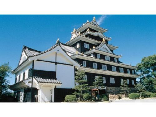 um grande edifício preto e branco com uma torre em Hotel Areaone Okayama - Vacation STAY 32493v em Okayama