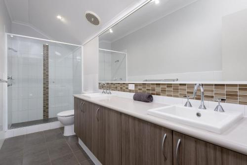 Koupelna v ubytování 26 Gnulli Court