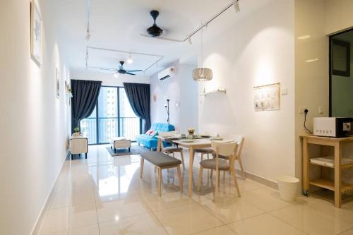 uma sala de estar com uma mesa e cadeiras em 新房源 KL Homestay , KLCC & MITEC 15Mins , (6-10Pax) em Kuala Lumpur
