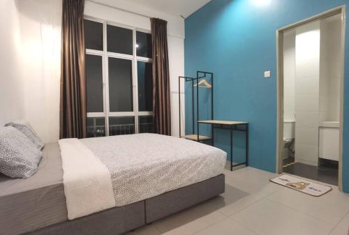 ein Schlafzimmer mit einem Bett und einer blauen Wand in der Unterkunft G Residence - 2R2B Barrington Night Market (1) in Brinchang