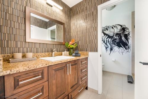 Flamingo Beach Resort- Htd Pool, 5 Bedrooms, Game Room, Baby Items , BBQ photo 4