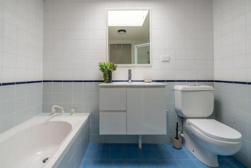 La salle de bains est pourvue d'une baignoire, de toilettes et d'un lavabo. dans l'établissement Minnamurra Escape, à Minnamurra