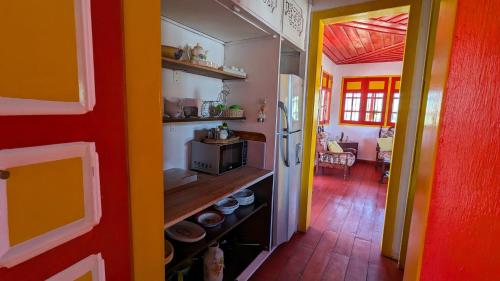 cocina con paredes coloridas y nevera en Coronel's Peak Coffee House en Salento