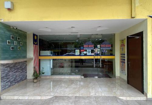 een winkel met de ingang van een restaurant bij Sun Inns Hotel Sentral, Brickfields in Kuala Lumpur