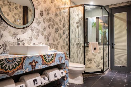 Un baño con ducha, lavabo e inodoro. en Tingjian Guli Private Bath Design Homestay - Nanxun Ancient Town Baijianlou Scenic Area, en Huzhou