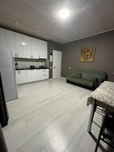 una sala de estar vacía con sofá y cocina en Guesthouse Chrdili, en Tiflis