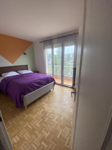 - une chambre avec un lit et une grande fenêtre dans l'établissement Logement entier chez Ngaimoko., à Villefranche-de-Rouergue