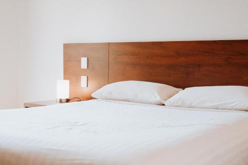 Postel nebo postele na pokoji v ubytování Hedland Hotel