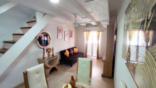 a living room with a couch and a mirror at Happy tours apartments in Cartagena de Indias