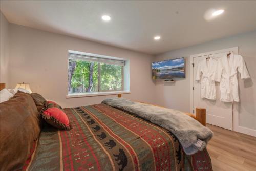 um quarto com uma cama grande e uma janela em Central Condo for 8 Hot Tub Pools Walk to Beach Paddle Boards BBQ Deck em Tahoe City