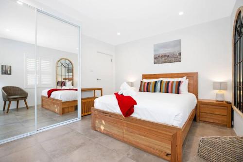 Postel nebo postele na pokoji v ubytování Walk to Beach Escape @ Cronulla - 2Bdrm- Parking